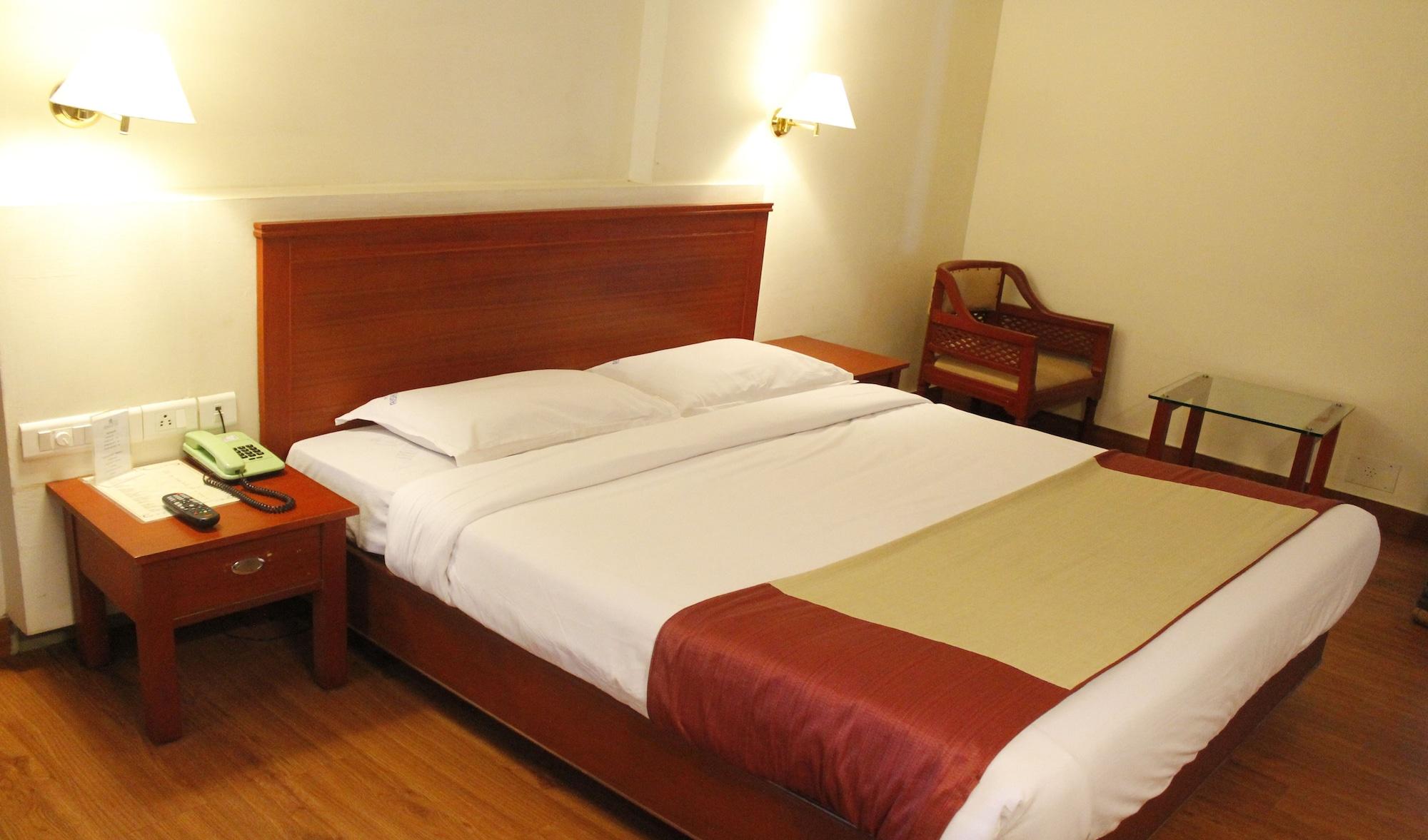 Hotel Aiswarya Kochi Exterior photo