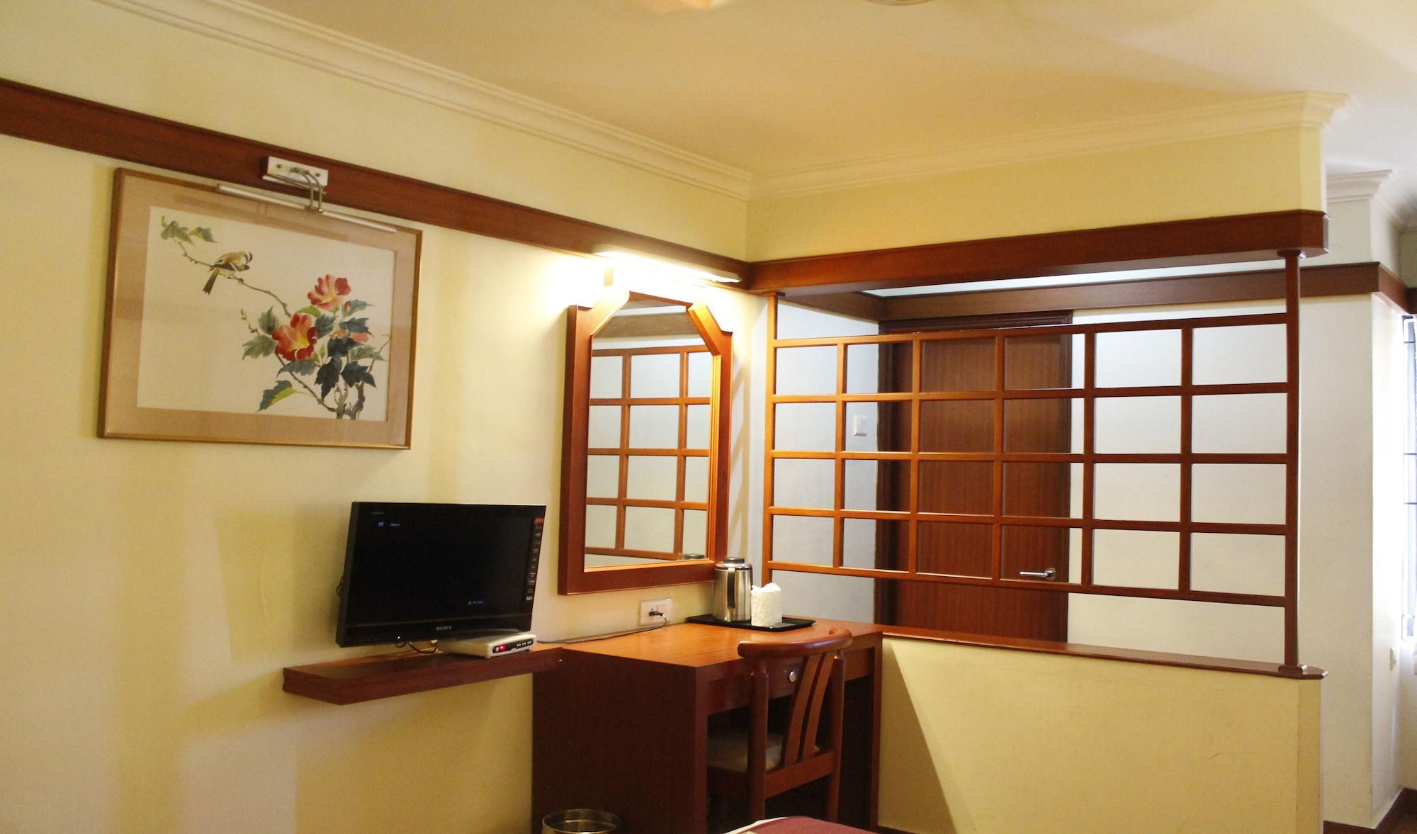 Hotel Aiswarya Kochi Exterior photo