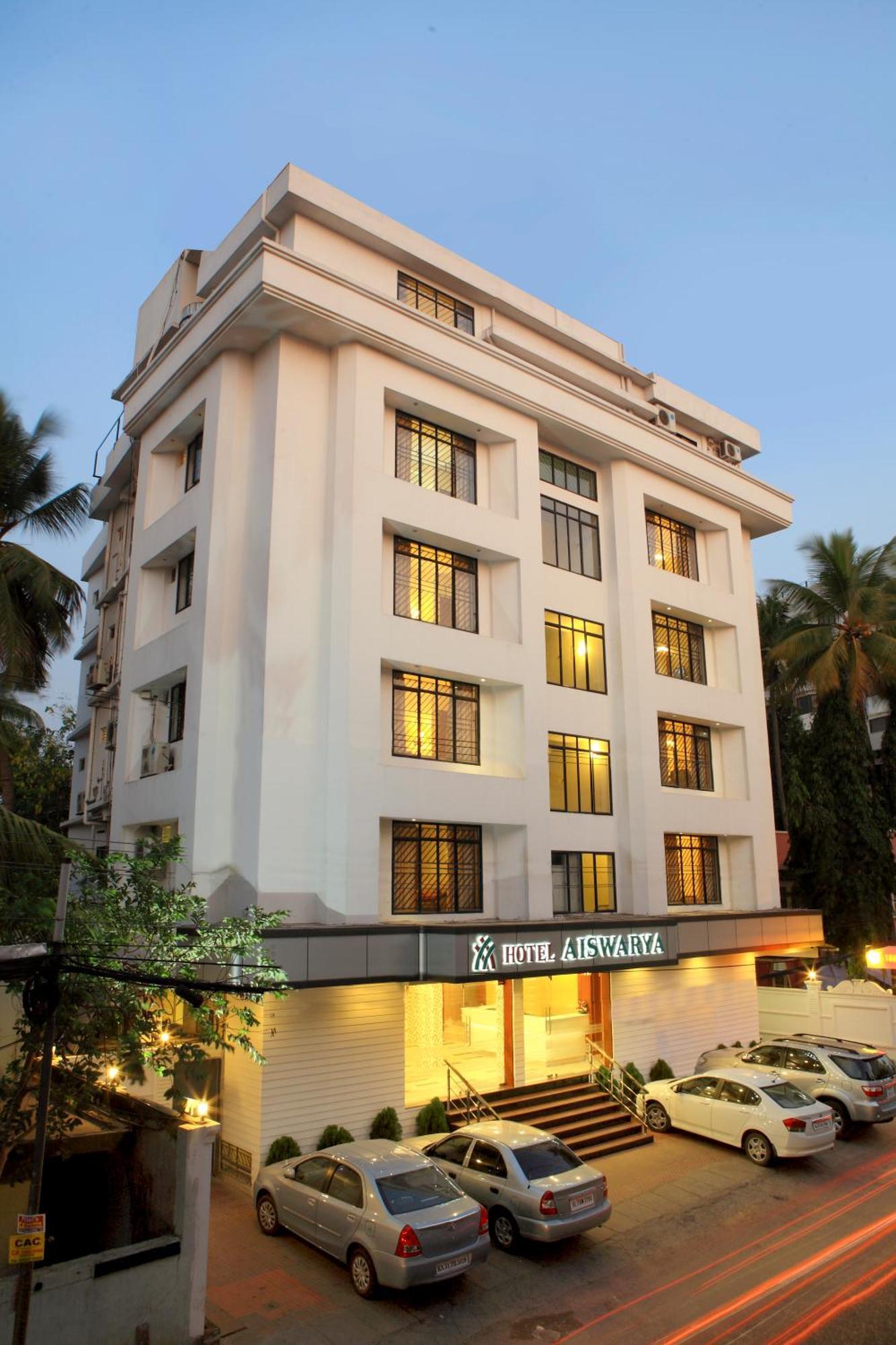Hotel Aiswarya Kochi Exterior photo