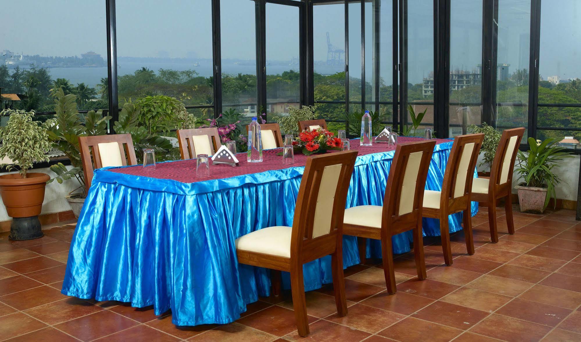 Hotel Aiswarya Kochi Exterior photo