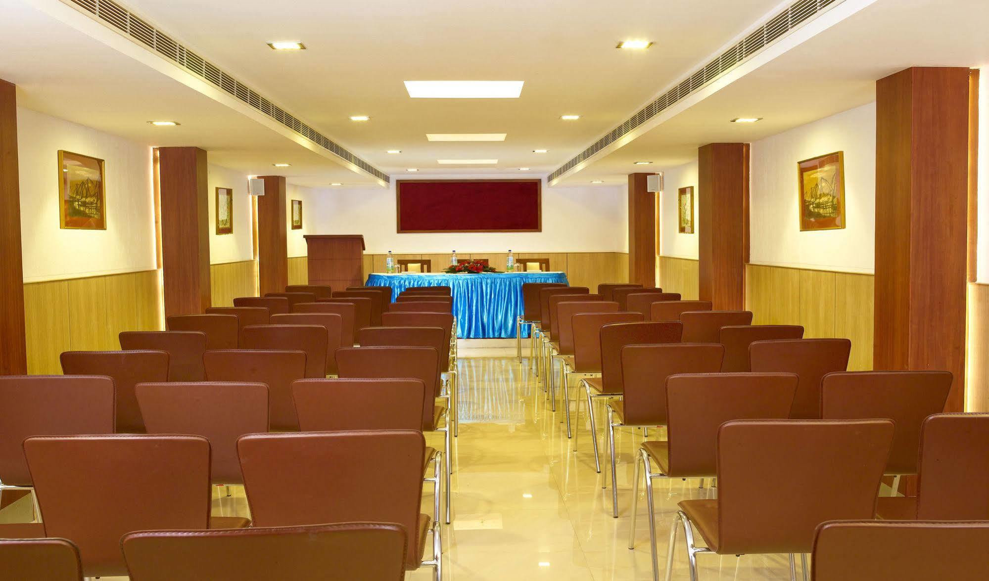 Hotel Aiswarya Kochi Exterior photo