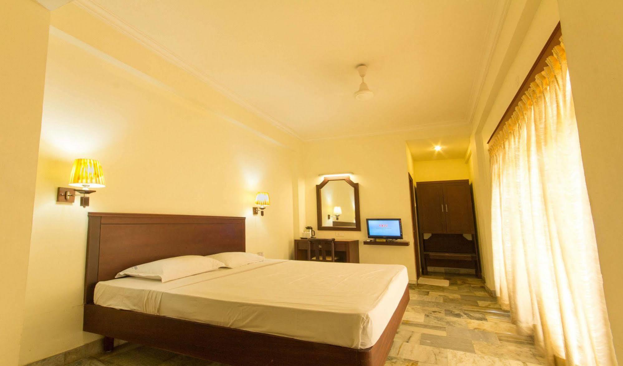 Hotel Aiswarya Kochi Exterior photo