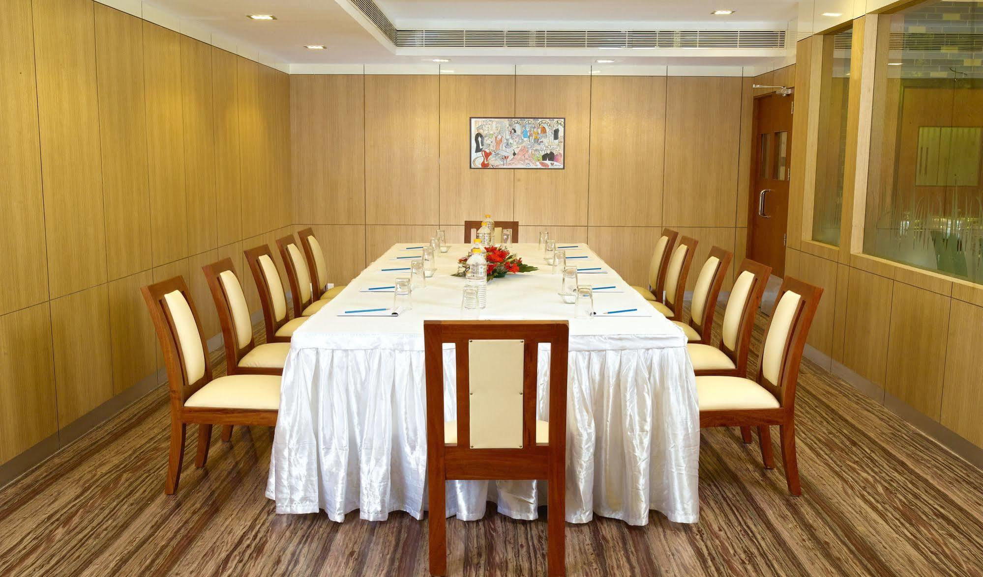 Hotel Aiswarya Kochi Exterior photo